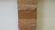 A lábazat egyik monogramos téglája (‘MVT’ = Mezőtúri Városi Téglagyár).
