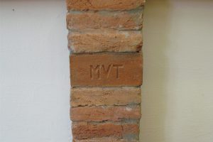 A lábazat egyik monogramos téglája (‘MVT’ = Mezőtúri Városi Téglagyár).