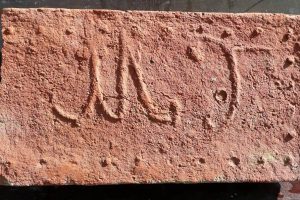 Mezőtúri monogramos tégla az 18. század második feléből (‘MT’ = Mező-Túr).