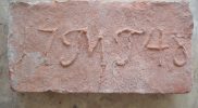 Osztrák tégla Mária Terézia monogramjával és az 1748-as évszámmal.