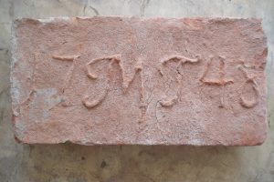 Osztrák tégla Mária Terézia monogramjával és az 1748-as évszámmal.